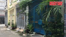 Ngày 19/6, nhóm côn đồ xông vào nhà anh Tâm (cửa xanh) uy hiếp, đe dọa, hành hung để đòi nợ. Ảnh Linh Vũ