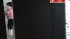 Cháu bé nghi bị cha dượng bạo hành. Ảnh: Cắt từ clip