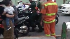 Khi xảy ra vụ việc, chỉ có mỗi người lao công đến giúp 3 nạn nhân. Ảnh: Cắt từ clip