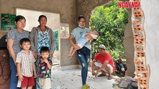 Gia đình bà Liên trong căn nhà của mình bị đập phá. Ảnh: Nhóm phóng viên