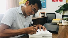 Nhà báo Sông Hương kí tặng sách cho độc giả. Ảnh: Ngọc Giàu