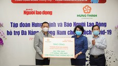 Thông qua báo Người Lao động, ông Phạm Thanh Hùng - Phó Chủ tịch HĐQT kiêm Phó Tổng Giám đốc Tập đoàn Hưng Thịnh (bên trái) trao bảng tượng trưng cho bà Tô Thị Bích Châu - Chủ tịch Ủy ban MTTQ Việt Nam TP.HCM (thứ hai từ phải sang) nhằm hỗ trợ TP.Đà Nẵng.