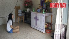 Con gái bà H. thẩn thờ ngồi bên di ảnh mẹ. Ảnh: Gia đình cung cấp