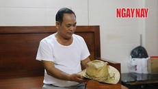 Ông Tri nhìn vào chiếc nón vành Phúc tặng, nhiều lần thở dài trước cảnh cô quạnh tuổi già. Ảnh: Trần Anh Ngọc