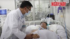 Bác sĩ Bệnh viện Chợ Rẫy cấp cứu cho một bệnh nhân bị ngộ độc sau khi ăn Pate Minh Chay