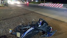 Hiện trường vụ tai nạn, moto hư hỏng nặng, nạn nhân đã được đưa đi cấp cứu. Ảnh: Xuân Thời