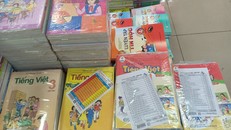 Những bộ SGK trong nhà trường theo chương trình của Bộ Giáo dục được bán ở Nhà xuất bản Giáo Dục TP.HCM. Ảnh: Bùi Kiều Trang