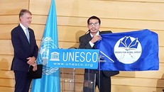 Nguyễn Quang Thạch trong lễ nhận giải tại trụ sở chính của UNESCO (ảnh do nhân vật cung cấp)