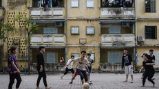 Trận bóng không có tiếng ồn, không chò hét gọi nhau sau khi tan trường.