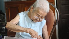 Tuổi cao sức yếu nhưng cụ Huệ vẫn miệt mài may gối.