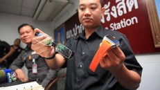 Cảnh sát Thái Lan công bố những thiết bị thu giữ được từ những thí sinh có hành động gian lận thi cử. ​