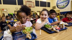 Khoảng cách giàu nghèo trong bữa trưa của học sinh Mỹ