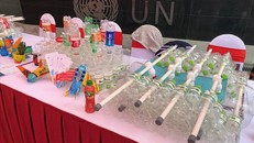 Biến rác thải thành sản phẩm có ích.