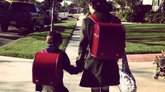 Bí mật trong chiếc cặp chống gù của trẻ em Nhật