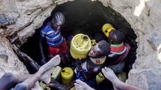 Người Turkana chia sẻ nước từ một hố đào. (Nguồn: Getty).