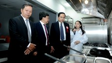 Quan khách tham quan Tổ hợp chế biến thịt MNS Meat Hà Nam. Ảnh: H.A.