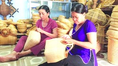 Các thành viên của Hợp tác xã Mây tre đan Bao La đang sản xuất sản phẩm phục vụ dịp Tết nguyên đán.