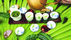 Uống trà cùng ai?