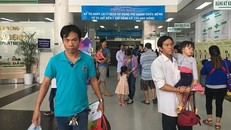 Nhân viên y tế 'vừa làm vừa sợ'