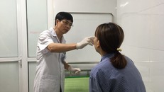 TS-Bác sĩ Phạm Cao Kiêm khám cho bệnh nhân bị biến chứng mũi sau khi tiêm filler.