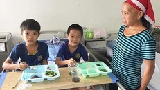 2 anh em cháu Tẩn Láo Tả và Tẩn Láo Lở điều trị tại Viện Huyết học-Truyền máu Trung ương (ảnh C.T).