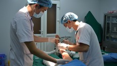 Bé trai phải nhập viện khẩn cấp vì chữa bỏng sai phương pháp.