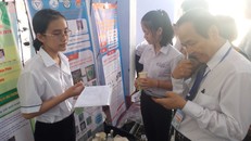 Hai em Thúy và Duyên thuyết trình đề tài khi tham dự các cuộc thi khoa học kỹ thuật và đã đạt thành tích cao.