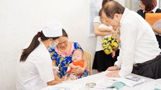Cục trưởng Cục Y tế dự Phòng Trần Đắc Phu kiểm tra công tác tiêm vaccine DPT-VGB-Hib tại Hà Nam (ảnh P.C)