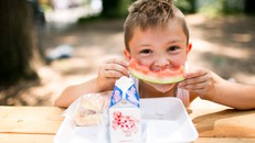 Những đứa trẻ bị “bỏ đói” suốt mùa hè.