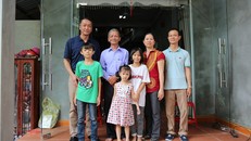 TS Bạch Quốc Khánh (ngoài cùng bên trái) trong chuyến thăm gia đình anh Trung và bé gái sau ca ghép tế bào gốc.