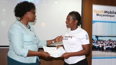 Thứ trưởng Bộ Khoa học và Công nghệ, Giáo dục Đại học và Dạy nghề trao Giấy chứng nhận cho SV tham gia khóa học © UNESCO.