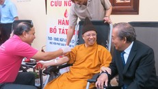 Thượng toạ Thích Thanh Quyết chia sẻ với Phó Thủ tướng Thường trực Trương Hoà Bình về niềm hạnh phúc khi dòng máu của mình hoà trong cơ thể của người được cứu sống.