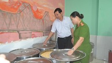 Đoàn thanh, kiểm tra ATTP liên ngành TP kiểm tra một cơ sở sản xuất bánh trung thu trên địa bàn quận Tây Hồ.
