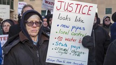 Người dân Flint tổ chức các cuộc biểu tình phản đối sự vô trách nhiệm của chính quyền thành phố và liên bang.