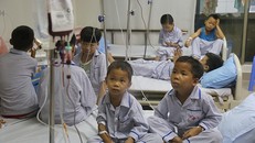 Hai bé Phúc và Hưng sẽ phải gắn với việc điều trị suốt đời, trong khi ông bà ngày càng già, yếu.