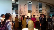 Du khách thăm phòng trưng bày cổ vật tại Bảo tàng Hà Nội.