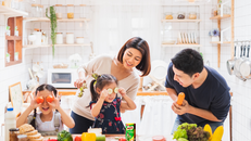 Ăn sáng đầy đủ dưỡng chất mang lại nhiều lợi ích cho sự phát triển của trẻ.