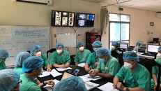 Đoàn các giáo sư tham gia hội chẩn điều trị bệnh nhân nặng tại BV Trung ương Huế.