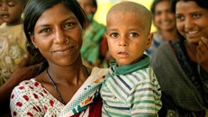 Vào ngày 6/8, nhà tâm lý học Olena Davydova (trái) gặp một gia đình ở Bilokurakyno, miền Đông Ukraine. Tỷ lệ nghèo ở Ukraine dự kiến sẽ tăng đáng kể vào năm 2020; suy thoái kinh tế sẽ có tác động nghiêm trọng nhất đến các nhóm dễ bị tổn thương, đặc biệt l