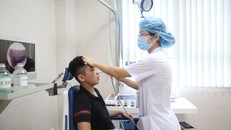 Bệnh nhi gãy sống mũi được chỉnh hình xương sống mũi sau tai nạn.