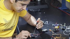 M Saad Bhamla - người dẫn đầu nhóm nghiên cứu phát triển máy trợ thính giá rẻ.