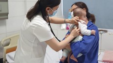 Bác sĩ thăm khám cho bệnh nhi tại Bệnh viện Bệnh Nhiệt đới Trung ương.