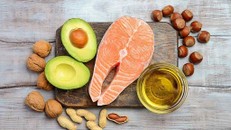 Tăng cường ăn các loại cá chứa nhiều omega 3-6-9 sẽ đẩy lùi cholesterol trong cơ thể.