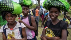 Các nữ sinh ở Beira (Mozambique) lấy khẩu phần ăn về nhà trước khi trường học đóng cửa vào tháng Tư.(Ảnh: Karel Prinsloo/Arete/UN Mozambique).