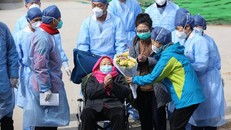 Một cụ bà 98 tuổi mắc COVID-19 được xuất viện sau nhiều ngày chữa trị tại Bệnh viện Lôi Thần Sơn ở thành phố Vũ Hán hồi đầu tháng 3. Cụ bà này là "bệnh nhân lớn tuổi nhất Trung Quốc rơi vào tình trạng nguy kịch nhưng đã hồi phục". Ảnh: Reuters.