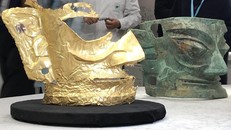 Chiếc mặt nạ vàng được khai quật ở Tam tinh Đôi, Tứ Xuyên, Trung Quốc. (Ảnh: Xinhua).
