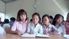 Cô giáo Đàm Thị Sỹ (ngoài cùng, bên trái) và học sinh vùng dân tộc khó khăn