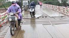 Cầu Chiếc xuống cấp gây nguy hiểm cho người tham gia giao thông. Ảnh: Nguyễn Hùng