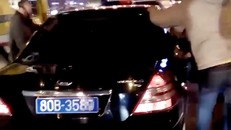 Ảnh cắt từ clip người dân Hà Nội truy đuổi xe biển xanh gây tai nạn