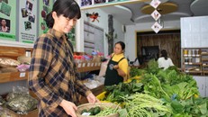 Emiko đang kiểm tra rau trong cửa hàng nông sản sạch của mình